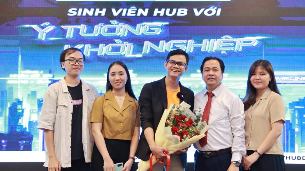 PnB Compass Team chụp hình kỷ niệm cùng Ban giám hiệu nhà trường